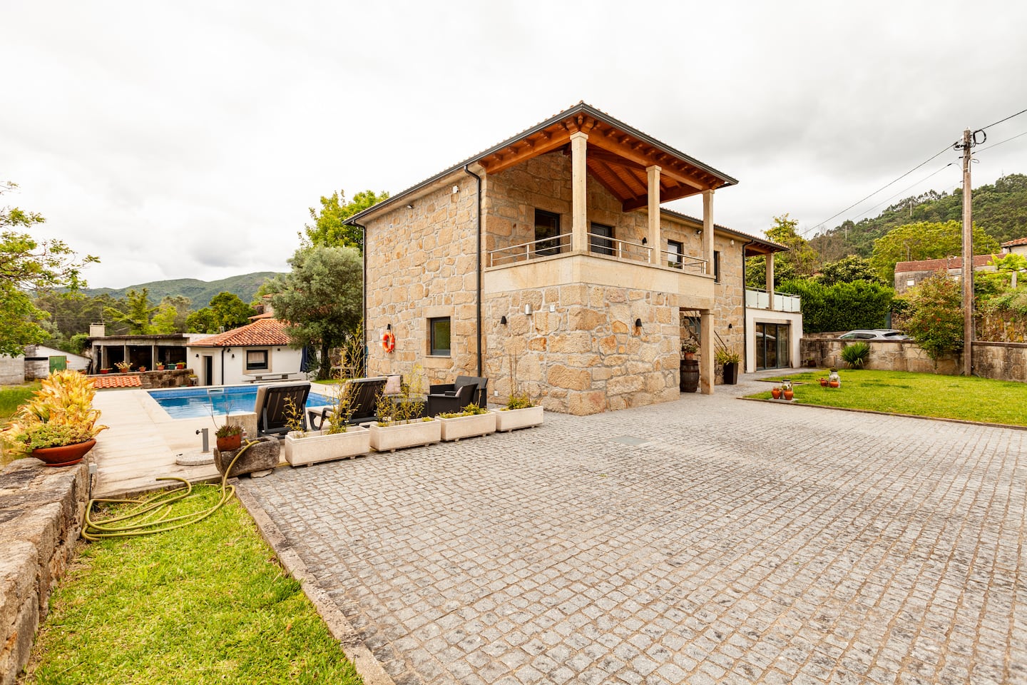 Casa de pedra com piscina e jardim da Casa Borlido